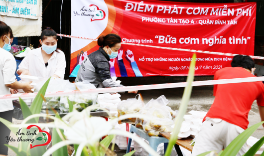 THE CHARITY CLUB WARM WITH LOVE COORDINATES WITH VIETNAM FATHERLAND FRONT COMMITTEE IN TAN-TAO-A WARD, BINH-TAN DISTRICT, TO IMPLEMENT THE “MEAL OF GRATITUDE” IN COVID-19 EPIDEMIC