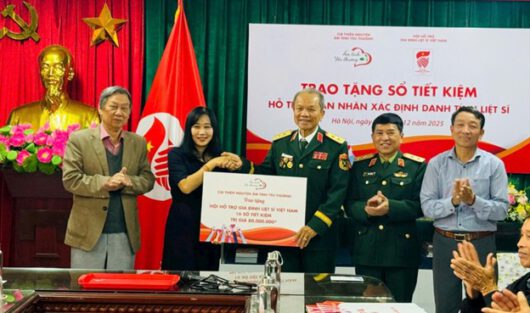 TRAO TẶNG SỔ TIẾT KIỆM CHO CÁC GIA ĐÌNH ĐƯA HÀI CỐT LIỆT SĨ VỀ QUÊ HƯƠNG TRAO TẶNG SỔ TIẾT KIỆM CHO CÁC GIA ĐÌNH ĐƯA HÀI CỐT LIỆT SĨ VỀ QUÊ HƯƠNG